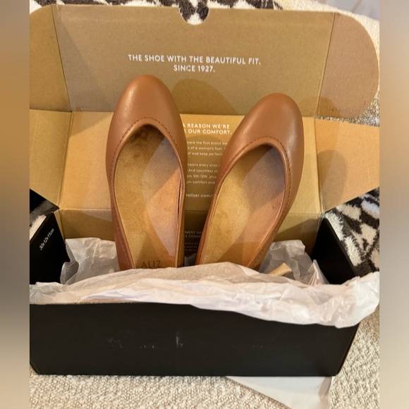 NWT VIVIENNE FLAT English tea leather - Picture 2 of 5